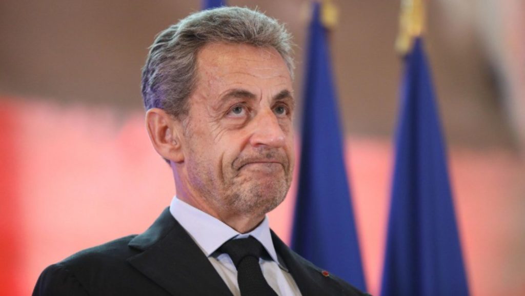 Nicolas Sarkozy a été condamné à un an de prison, dont la moitié avec sursis, qui peut être purgé par des moyens alternatifs comme le port d'un bracelet électronique sans aller en prison.