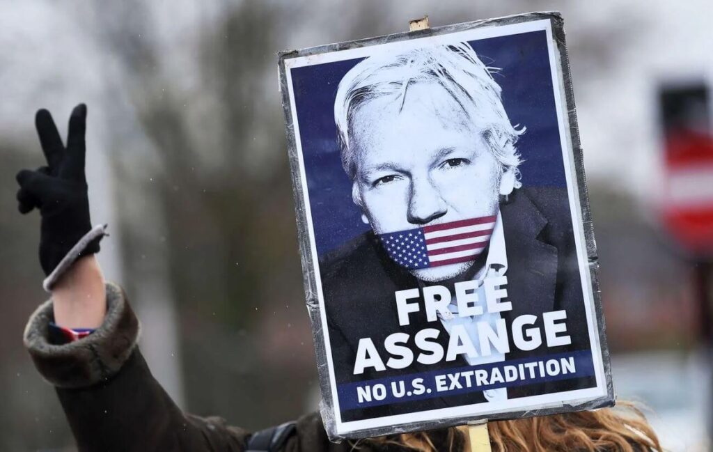 Poursuivi pour avoir exposé au grand jour des centaines de milliers de documents confidentiels, Julian Assange,